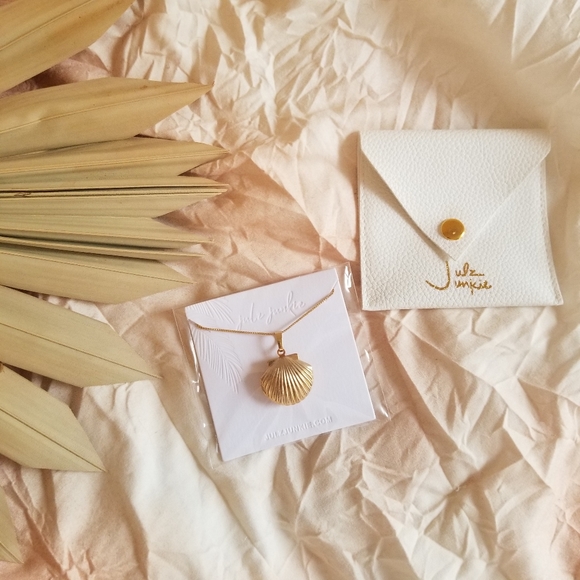 𝘑𝘜𝘓𝘡 𝘑𝘜𝘕𝘒𝘐𝘌 Shell Locket Necklace - Picture 3 of 6